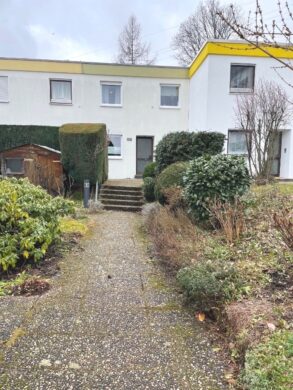 Familienfreundliches Reihenmittelhaus mit modernem Flachdach, 70565 Stuttgart, Reihenmittelhaus